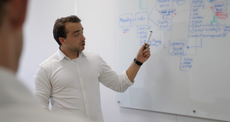Uitleg van een werkproces aan een whiteboard