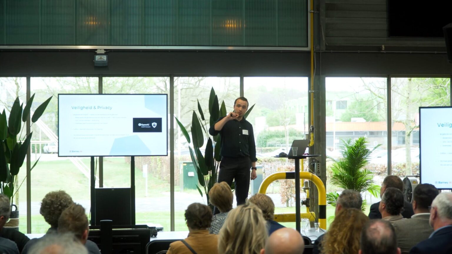 Joost Vagevuur geeft een presentatie over AI aan een zaal met ondernemers